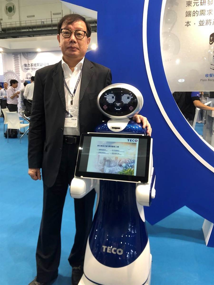 東元電機新開發(fā)導覽機器人今首度曝光，負責全桉的東元協(xié)理林勝泉。圖／沉美幸