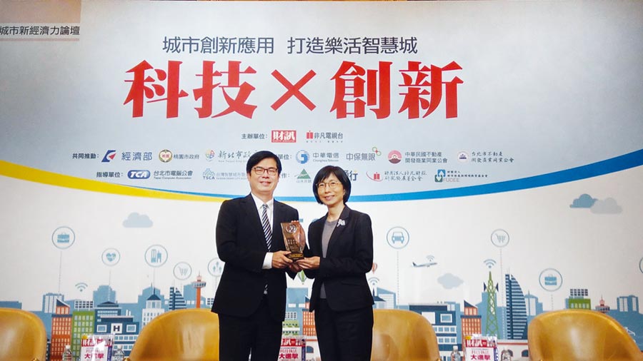 東元電機(jī)榮獲2019年智慧城市卓越貢獻(xiàn)獎，評審委員會尤其高度肯定邱純枝董事長（右）在智慧創(chuàng)新領(lǐng)域的付出與貢獻(xiàn)，特別頒發(fā)獎項予以鼓勵。圖／東元提供