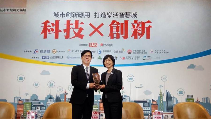 （東元集團董事長邱純枝5日從行政院副院長陳其邁手中，接下臺灣智慧城市發(fā)展協(xié)會頒發(fā)智慧城市卓越貢獻獎。圖／東元集團提供）
