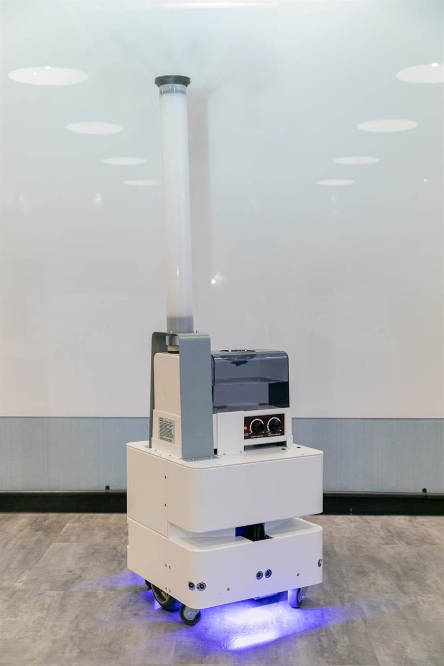 （東元3日發(fā)表智慧UVC消毒防疫機(jī)器人，以3D列印技術(shù)，制作雙向360度全面向噴頭，進(jìn)行大面積的噴霧消毒。圖／東元提供）
