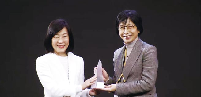 東元電機(jī)以「智慧噴霧防疫機(jī)器人」勇奪臺灣精品金質(zhì)獎(jiǎng)，由東元電機(jī)邱純枝董事長（右）受獎(jiǎng)。圖／東元提供